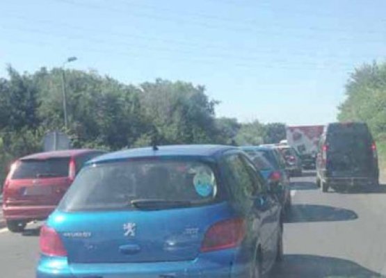 Ambulanţierii, probleme pe traseu: drumul spre Agigea este blocat